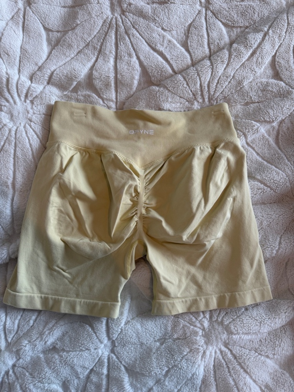 Dfyne dynamic butter yellow 4.5 in shorts size medium